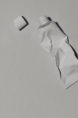 포토 JPG 스튜디오촬영 라이프스타일 백그라운드 회색배경 사람없음 화장품 고급 향수 오브젝트 감성 튜브용기 핸드크림 고체향수 국내포토 컨셉 실내 생활 뷰티 회색 용기_그릇 파일형식