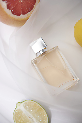 포토 JPG 스튜디오촬영 라이프스타일 백그라운드 사람없음 화장품 고급 천 레몬 자몽 향수 오브젝트 라임 감성 향수병 국내포토 컨셉 과일 실내 생활 뷰티 직물 병_담는 파일형식