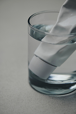 포토 JPG 스튜디오촬영 라이프스타일 백그라운드 회색배경 근접촬영 사람없음 화장품 고급 물컵 향수 오브젝트 담기 감성 튜브용기 미니멀 국내포토 뷰포인트 컨셉 모션 실내 생활 컵 뷰티 회색 용기_그릇 파일형식