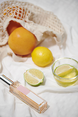 포토 JPG 스튜디오촬영 라이프스타일 백그라운드 잔 사람없음 주스 화장품 고급 레몬 자몽 향수 오브젝트 라임 감성 향수병 네트백 국내포토 식기 음료 컨셉 가방 과일 실내 생활 뷰티 병_담는 파일형식