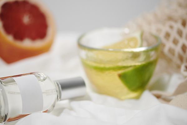 포토 JPG 스튜디오촬영 라이프스타일 백그라운드 회색배경 잔 근접촬영 사람없음 주스 화장품 고급 자몽 향수 오브젝트 라임 감성 향수병 네트백 국내포토 식기 음료 뷰포인트 컨셉 가방 과일 실내 생활 뷰티 회색 병_담는 파일형식