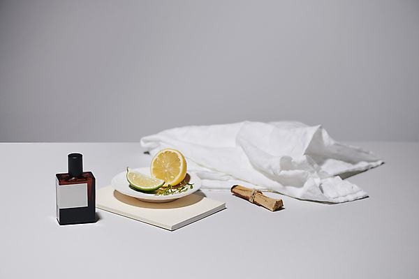 포토 JPG 스튜디오촬영 라이프스타일 백그라운드 회색배경 사람없음 수건 화장품 고급 레몬 향수 오브젝트 라임 감성 나무조각 향수병 면소재 국내포토 컨셉 과일 실내 생활 목재 위생용품 뷰티 회색 소재 병_담는 파일형식