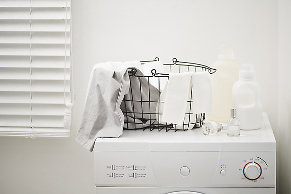 포토 JPG 라이프스타일 백그라운드 사람없음 수건 화장품 고급 향수 오브젝트 흰배경 담기 감성 세탁기 빨래바구니 향수병 면소재 빨래세제 국내포토 컨셉 모션 생활 위생용품 뷰티 바구니 가전제품 흰색 빨래 세제 소재 병_담는 파일형식