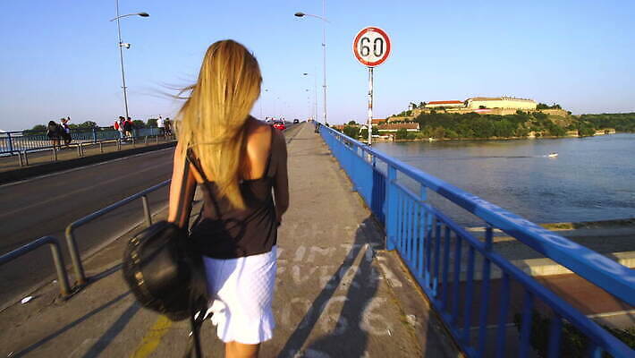 모델 1 라이프스타일 여자 도로 신발 발 거리 부츠 건강 한명 사람 성인 야외 강 치마 태양 섹시 걷기 맑음 산책 시골 도시 화려 우아함 날씬함 타운 단계 다뉴브강 세르비아 양발 혼자 4K MOV 해외동영상 클립영상 자연요소 길 컨셉 교통시설 모션 하의 날씨 휴식 생활 신체부위 몸매 동영상 파일형식