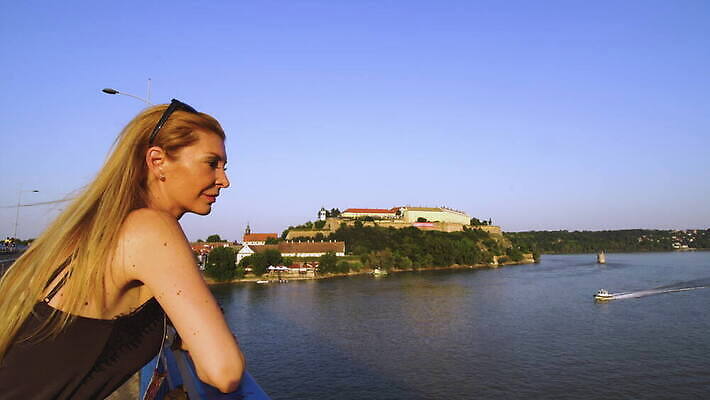 모델 1 라이프스타일 여자 도로 신발 휴식 거리 건강 한명 사람 성인 야외 강 치마 태양 섹시 맑음 시골 도시 화려 우아함 날씬함 타운 단계 다뉴브강 세르비아 혼자 4K MOV 해외동영상 클립영상 자연요소 길 컨셉 교통시설 하의 날씨 생활 몸매 동영상 파일형식