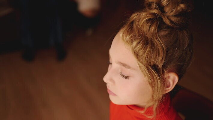 백인 모델 직업 헤어스타일 여자 얼굴 어린이 실내 사람 앉기 성인 두명 10대 뷰티 화장품 눈썹 입술 스타일리스트 MOV 해외동영상 클립영상 서양인 모션 청소년 내부 신체부위 동영상 파일형식