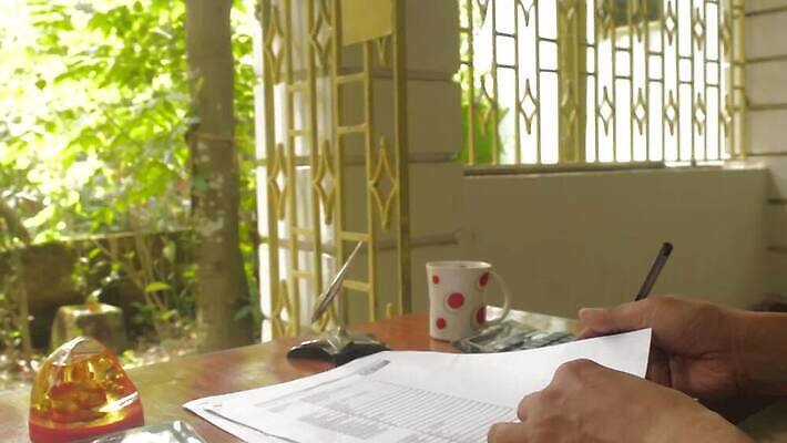 라이프스타일 손 종이 백그라운드 컨셉 거실 비즈니스 창문 가정 탁자 설계 주택 한명 사람없음 금융 경제 인테리어 사무실 펜 저축 계산기 잡기 작업 비즈니스맨 작업장 계산 전문직 예측 책상 분석 체크표시 보고서 문서 투자 세금 예산 카피스페이스 MOV 해외동영상 클립영상 직업 1 디자인 남자 산업 가구 모션 문구용품 사람 건물 생활 신체부위 필기구 공백 장비 직장인 확인 동영상 파일형식