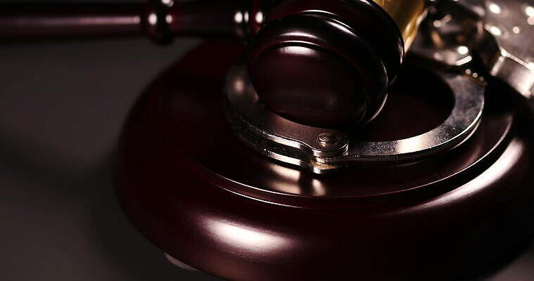 손 탁자 자물쇠 사람없음 목재 평화 금속 자유 쌍 범죄 망치 회전 법 시스템 의사봉 질서 공정 정직 나쁜 부정부패 불법 윤리 잘못 정부 제어 천진난만 평등 4K MOV 해외동영상 클립영상 나무 가구 컨셉 재료 재질 신체부위 공구 예절 동영상 파일형식