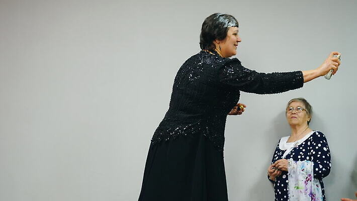 백인 드레스 여자 산업 새로움 서기 사람 두명 세일 검은색 화장품 신선 잡기 발표 액체 선택 상품 전시회 고객 향수 상업 향기 냄새 아로마 쇼 분무기 매각 시범 에어로졸 옛날 쾰른 신청 MOV 해외동영상 클립영상 서양인 옷 컬러 컨셉 모션 독일 뷰티 전시 동영상 파일형식