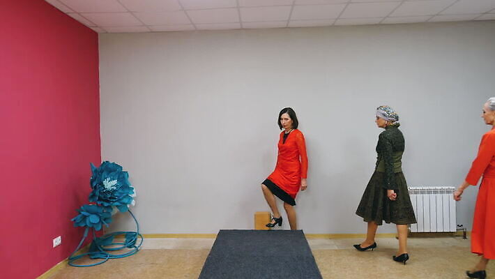 백인 모델 디자인 드레스 옷 노년 행복 산업 할머니 포즈 컨셉 새로움 사람 이벤트 여러명 뷰티 유행 걷기 공연 무대 발표 화려 우아함 디자이너 수집 쇼 활주로 보여주기 실행 옛날 전용 지휘대 스타일 MOV 해외동영상 클립영상 서양인 직업 여자 감정 길 다수 모션 성인 동영상 파일형식