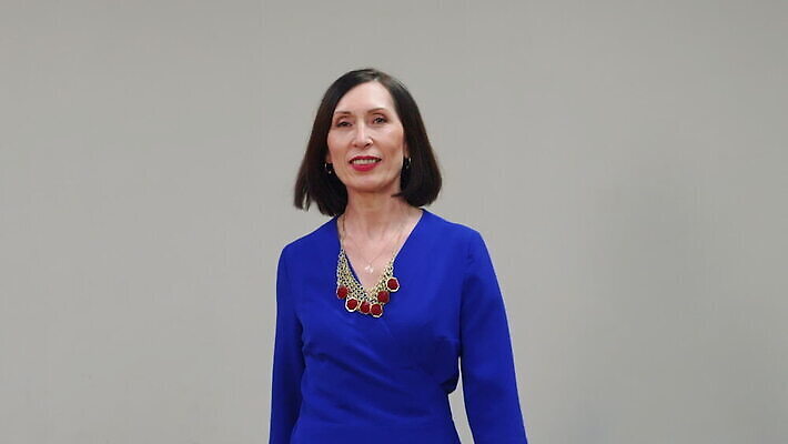 백인 모델 디자인 드레스 옷 행복 산업 포즈 컨셉 비즈니스 새로움 한명 미소 이벤트 성인 뷰티 유행 걷기 활발 공연 무대 발표 우아함 수집 쇼 활주로 보여주기 실행 옛날 전용 지휘대 스타일 MOV 해외동영상 클립영상 서양인 1 감정 길 모션 표정 사람 동영상 파일형식