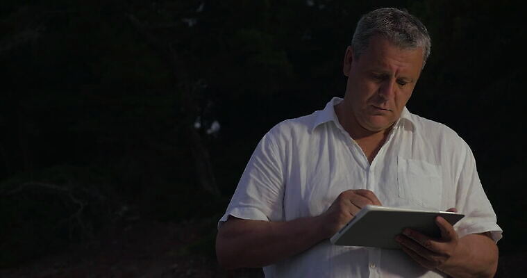 백인 1 남자 비즈니스 텍스트 자연 성인 사람없음 야외 컴퓨터 터치패드 알약 황혼 새벽 터치 흰색 잡기 비즈니스맨 야간 저녁 연결 무선전화기 성실 타입 패드 소통 심각 터치스크린 사용자 4K MOV 해외동영상 클립영상 자연요소 서양인 컬러 컨셉 모션 사람 전자제품 약 일몰 직장인 전화기 생태계 동영상 파일형식