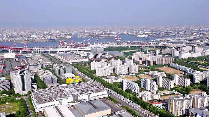 산업 아시아 바다 교통시설 파노라마 풍경 사람없음 건물 금융 도시풍경 항구 일본 고층빌딩 도시 고속도로 도심 컨테이너 기중기 방파제 지역 포트 대도시 스카이라인 물류 랜드마크 오사카 조감도 터미널 선박 MOV 해외동영상 클립영상 건축물 공공시설 나라 도로 교통 수상교통 촬영기법 빌딩 경제 중장비 시설 동영상 파일형식