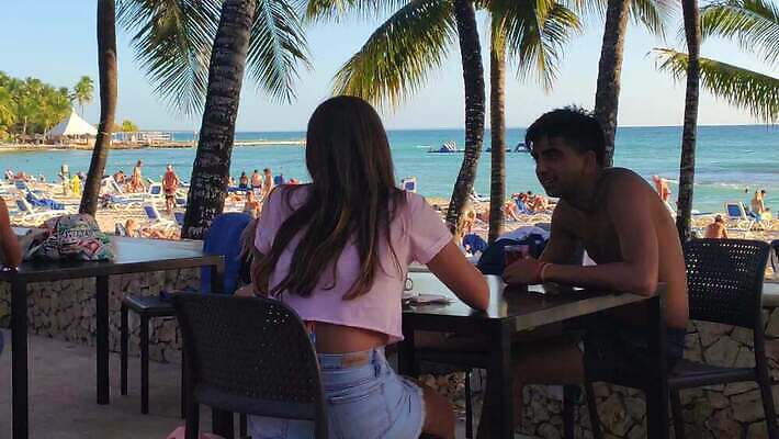 백인 라이프스타일 커플 옷 여자 노년 남자 행복 바다 섬 여행 호텔 성공 휴가 함께함 건강 사랑 한명 사람 야외 파란색 미국 일몰 낭만 자유 은퇴 휴양지 리빙 바하마 파라다이스 4K MP4 해외동영상 클립영상 서양인 1 감정 컬러 컨셉 북아메리카 관계 숙소 성인 생활 노을 장소 동영상 파일형식