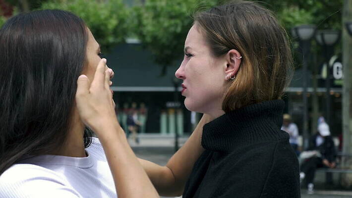백인 응시 여자 포옹 청소년 함께함 사랑 야외 두명 우정 도시 쌍 시티라이프 개성 다인종 내추럴 돌봄 진짜 코스모폴리탄 혼혈 4K MOV 해외동영상 클립영상 서양인 라이프스타일 시선 감정 컨셉 안기 모션 사람 인종 친구 칵테일 다문화 동영상 파일형식