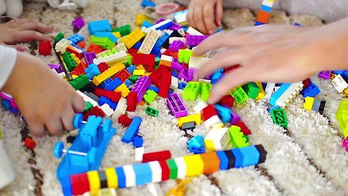 백인 여자 교육 행복 어린이 장난 교실 학교 놀이 실내 사람 건물 학습 장난감 쌓기 교육자 블록 유치원 게임 아기 걸음마 MOV 해외동영상 클립영상 서양인 직업 건축물 감정 모션 내부 동영상 파일형식