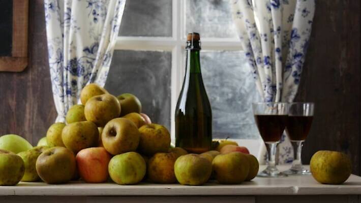 전통 음료 음식 과일 창문 유리 탁자 주택 건강 사람없음 목재 주스 낭만 수확 시골 긴급 알코올 신선 달콤 사과 상품 유기농 내추럴 노르망디 바이오 식초 핸드메이드 4K MP4 해외동영상 클립영상 나무 웰빙 가구 컨셉 농업 재료 재질 건물 맛 동영상 파일형식