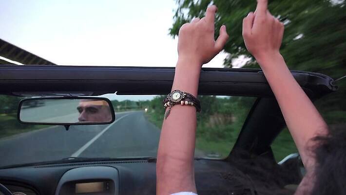 라이프스타일 커플 여자 행복 도로 여행 자동차 휴가 갈색머리 미소 사람 사람없음 야외 여름 친구 햇빛 태양 파티 일몰 기쁨 꿈 운전 운전사 고급 오픈카 자동 4K MP4 해외동영상 클립영상 자연요소 직업 헤어스타일 계절 감정 길 육상교통 컨셉 관계 교통시설 모션 승용차 표정 이벤트 생활 노을 동영상 파일형식