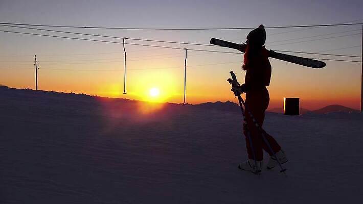 스포츠 여행 겨울 하늘 성공 산 경사 사람없음 야외 걷기 일출 얼음 일몰 등산 트래킹 하이킹 자유 흰색 정상 위험 가루 고도 산등성이 오르기 알프스 스키선수 무임승차 산악가 절정 하이커 혼자 눈내림 4K MP4 해외동영상 클립영상 자연요소 계절 유럽 컬러 컨셉 모션 레저 운동선수 눈_날씨 노을 승차 동영상 파일형식