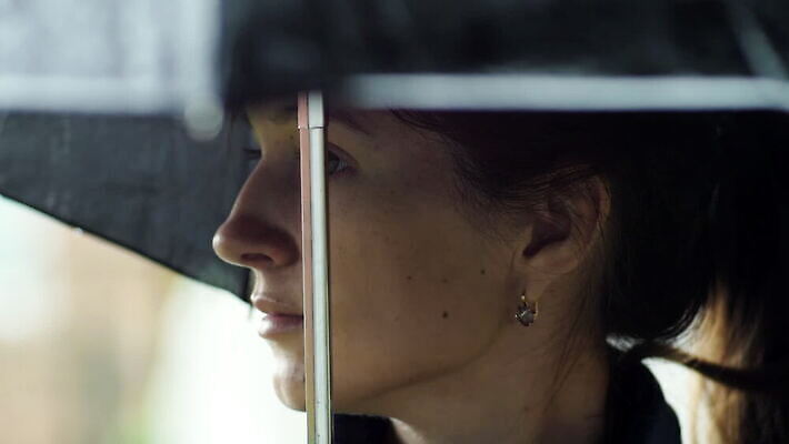 백인 모델 여자 감정 백그라운드 컨셉 우산 자연 하늘 날씨 한명 사람 성인 야외 물 여름 파란색 강 유행 검은색 슬픔 가을 도시 투명 고독 야간 아래 중독 섬광 우울감 MOV 해외동영상 클립영상 자연요소 서양인 1 계절 컬러 방향 생태계 위치 동영상 파일형식