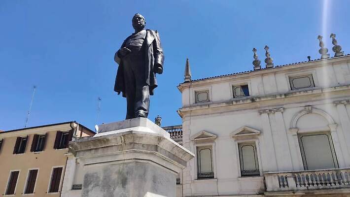 전통 가방 비즈니스 건축양식 하늘 주택 미술 사람없음 조각상 교회 문 탑 이탈리아 궁전 기둥 도시 역사 성자 역 강의 상인 정사각형 광장 대리석 청동 영웅 기념물 랜드마크 마케팅 숭배 진짜 가리발디 4K MP4 해외동영상 클립영상 도형 건축물 잡화 건축 유럽 종교 고건축 재료 종교건축 교통시설 문화예술 건물 조형물 위인 동영상 정치가 파일형식