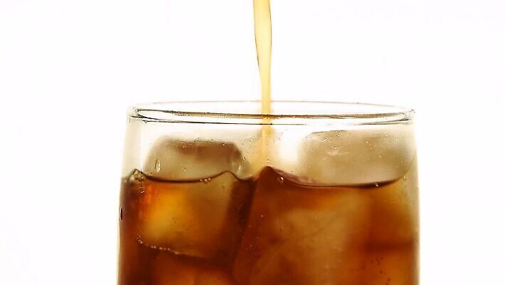 음료 백그라운드 모션 유리 표면 사람없음 옆모습 얼음 거품 흐름 추위 흰색 물방울 신선 액체 개울 붓기 가장자리 닫기 가득함 큐브 묘사 상쾌 각도 콜라 서빙 부드러움 가스 느림 소다 MOV 해외동영상 클립영상 자연요소 감정 뷰포인트 컬러 컨셉 재질 강 감각 둘레 탄산음료 동영상 파일형식