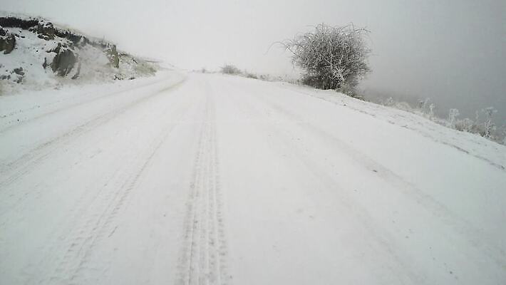 나무 도로 길 스포츠 겨울 교통시설 자동차 하늘 사람없음 파란색 운전 도전 시골 황무지 모서리 미끄러짐 숲 위험 만취 교차로 바퀴자국 속도 회전 각도 좁은 알래스카 독립 선로 오지 직진 눈내림 가문비나무 1인칭시점 4K MP4 해외동영상 클립영상 식물 시선 계절 육상교통 컬러 교통 컨셉 자국 모션 눈_날씨 미국 시설 동영상 술취함 파일형식