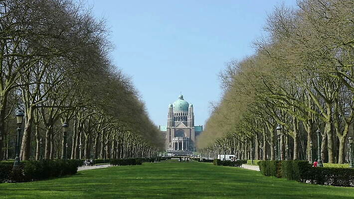 외관 공원 유럽 기독교 종교 여행 건축양식 하늘 미술 사람없음 야외 건물 여름 파란색 관광지 성당 교회 탑 천주교 도시 오솔길 벨기에 천연기념물 명승지 바실리카 브뤼셀 수도권 숭배 신앙심 MOV 해외동영상 클립영상 건축물 계절 공공시설 건축 나라 길 컬러 종교건축 문화예술 풍경 지역 동영상 서유럽 파일형식