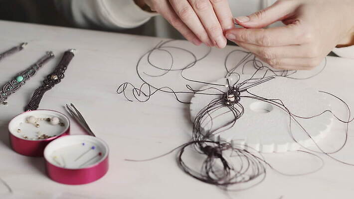 직업 디자인 여자 무기 컬러 비즈니스 목걸이 장신구 팔찌 직장 기술 창조 선물 미술 사람 취미 사람없음 귀걸이 공구 업무 화려 우아함 수리 제조 디자이너 보석 구슬 매듭 만들기 예술가 수공예 DIY 방법 엮은 오리지널 핸드메이드 장식술 4K MOV 해외동영상 클립영상 컨셉 회사 모션 문화예술 장식 도구 작업 광석 공예 동영상 파일형식