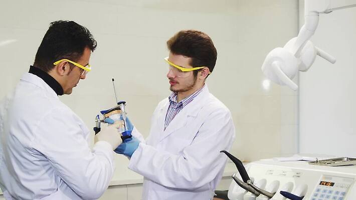 직업 유니폼 통신 성공 노동자 건강 치과 병원 사람 두명 치료 약 장비 의사 업무 체험 입 치아 토론 동료 치과의사 틀니 순서 곰팡이 돌봄 보철 위생관리 치아교정 살균 4K MOV 해외동영상 클립영상 옷 컨셉 의학 관계 모션 관리 신체부위 의료진 작업 소화기관 교정 동영상 파일형식