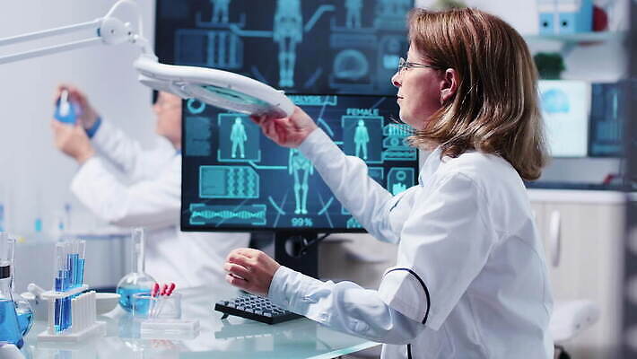 직업 여자 남자 산업 과학 돋보기 건강 현미경 실험 사람 사람없음 스터디 컴퓨터 약 스크린 장비 의사 코트 업무 작업 그룹 센터 실험실 연구원 과학자 분석 시설 생물학 튜브 공학 발견 조제 개발 돌봄 유전 화학자 4K MOV 해외동영상 클립영상 교육 컨셉 의학 모션 실험기구 전자제품 학습 외투 의료진 만들기 동영상 학자 파일형식