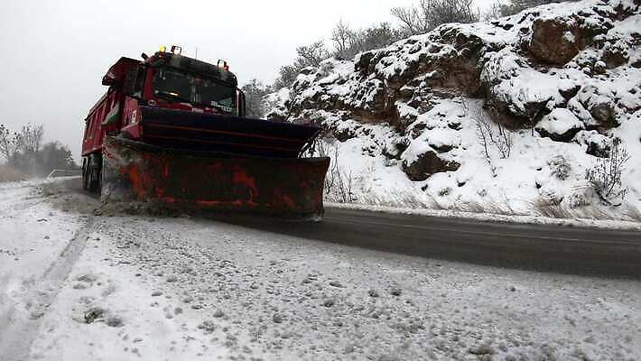 산업 도로 길 이동 겨울 포장 모션 날씨 거리 사람없음 가로 빛 냉동 얼음 기계 운전 추위 흰색 시골 작업 바퀴 고속도로 운전사 위험 불기 서비스 서리 지역 연료 짐차 세대 눈보라 공터 쟁기 지하실 폭설 헤딩 4K MP4 해외동영상 클립영상 자연요소 직업 계절 컬러 컨셉 교통시설 자동차 눈_날씨 축구 자연재해 동영상 파일형식