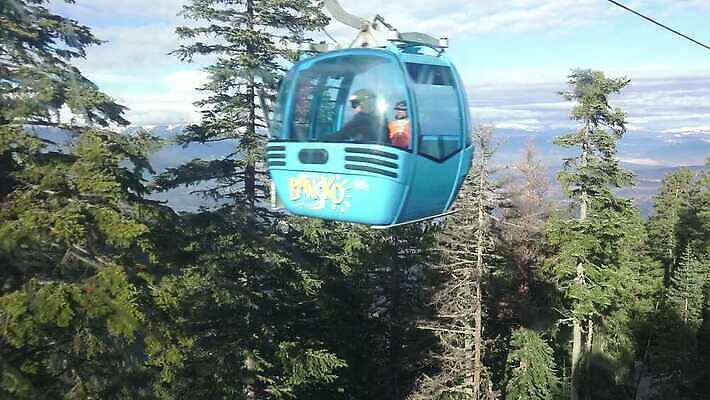 스포츠 여행 겨울 교통시설 모션 하늘 휴가 스키 산 안테나 사람없음 파란색 추위 흰색 스노우보드 곤돌라 엘리베이터 철 리프트 새장 불가리아 철강 1인칭시점 4K 반스코 MP4 해외동영상 클립영상 시선 계절 컬러 교통 통신 겨울스포츠 보드_스포츠 시설 동영상 케이지 파일형식 남유럽