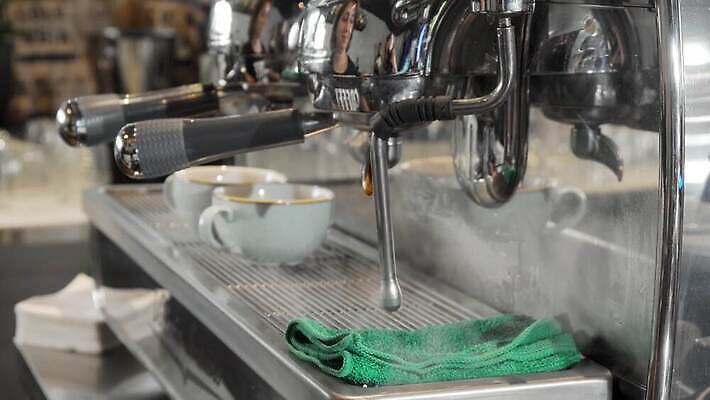 직업 라이프스타일 커피 음료 비즈니스 재료 사업가 노동자 직장 실내 사람없음 식당 기계 거품 카페 빵집 장비 우유 신선 도시 업무 바 뜨거움 수증기 계산대 서비스 준비 아로마 바리스타 향 기선 카푸치노 에스프레소 주인 유리주전자 라떼 모카 아라비카 전문 제빵사 카페인 힙스터 4K MOV 해외동영상 클립영상 패션 배_교통 회사 유리 주전자 유제품 내부 생활 상점 작업 동영상 파일형식