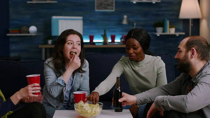 행복 음악 음식 흑인 거실 통신 유리 함께함 말하기 대화 웃음 사람 사람없음 30대 친구 소파 파티 우정 모임 마시기 알코올 잡기 야간 연결 건배 주말 테이크아웃 나눔 다민족 소셜 채팅 유흥 혼혈 사교적 4K MOV 해외동영상 클립영상 자연요소 서양인 감정 컨셉 의자 관계 모션 재질 문화예술 표정 이벤트 장년 다문화 동영상 파일형식