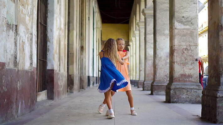 전통 라이프스타일 행복 문화 어린이 컬러 여행 건축양식 가이드 자동차 휴가 거리 주택 미소 야외 두명 건물 컬러풀 성당 여행객 수확 도시 역사 클래식 광장 장면 방문 쿠바 타운 수도권 식민지 아바나 옛날 4K MOV 해외동영상 클립영상 직업 건축물 건축 감정 육상교통 컨셉 농업 종교건축 표정 사람 생활 중앙아메리카 지역 동영상 파일형식