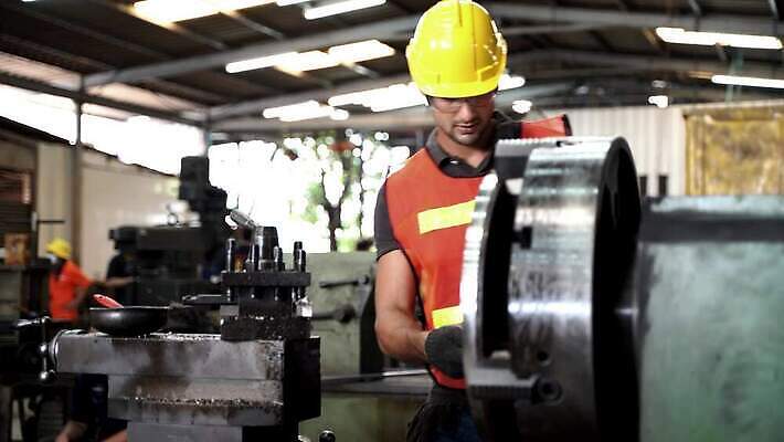 백인 직업 남자 산업 비즈니스 공장 노동자 한명 안전 사람 노트북 금속 기계 장비 작업실 엔지니어 제조 헬멧 자르기 직원 무거움 정비공 공학 발명 알루미늄 철강 커터 4K MP4 해외동영상 클립영상 서양인 1 교육 공업 모션 재질 전자제품 기술자 무게 보호장비 동영상 파일형식