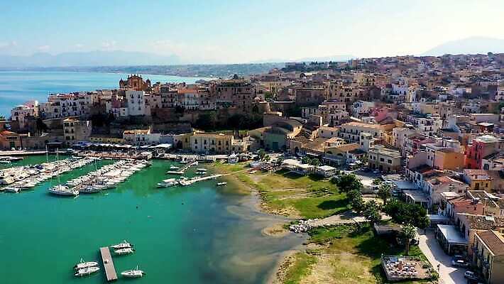 유럽 바다 여행 요트 건축양식 자연 하늘 휴가 파노라마 풍경 사람없음 야외 물 여름 도시풍경 마을 항구 이탈리아 도시 만 보트 역사 옥상 지중해 이탈리아문화 포트 타운 드론 옛날 4K MP4 해외동영상 클립영상 자연요소 계절 건축 나라 교통시설 촬영기법 배 생태계 동영상 유럽문화 선박 파일형식