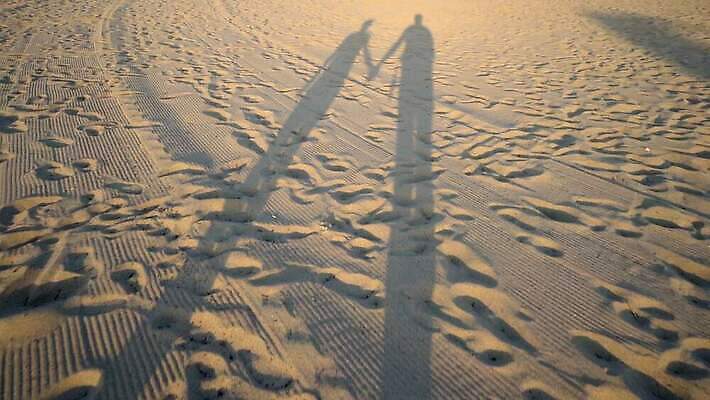 라이프스타일 손 커플 여자 행복 실루엣 모래 바다 여행 2 관계 자연 하늘 휴가 함께함 관리 그림자 사랑 서기 사람 성인 사람없음 야외 물 여름 태양 일출 검은색 일몰 우정 낭만 신혼여행 잡기 저녁 4K MP4 해외동영상 클립영상 자연요소 계절 감정 컬러 결혼 컨셉 모션 촬영기법 생활 신체부위 친구 노을 야간 생태계 동영상 파일형식