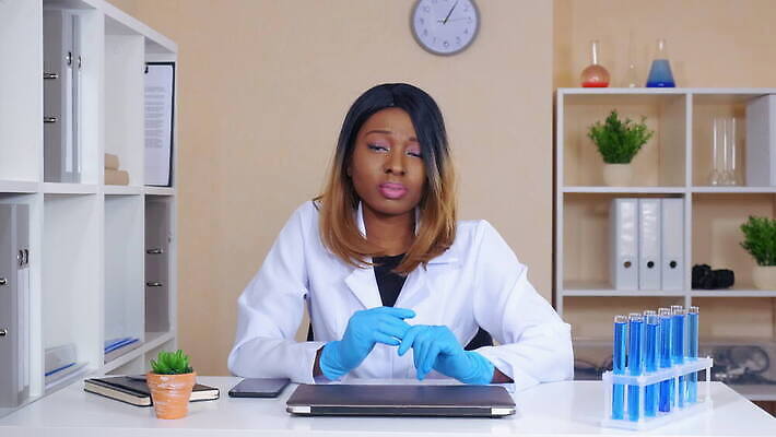 직업 응시 여자 산업 과학 흑인 인터넷 통신 성공 건강 병원 실험 대화 한명 미소 약 카메라 건강관리 장비 의사 코트 액체 실험실 생명공학 약국 과학자 생물학 동영상 조제 생태학 채팅 4K MOV 해외동영상 클립영상 서양인 1 시선 교육 컨셉 의학 표정 관리 말하기 사람 전자제품 외투 의료진 만들기 학자 파일형식