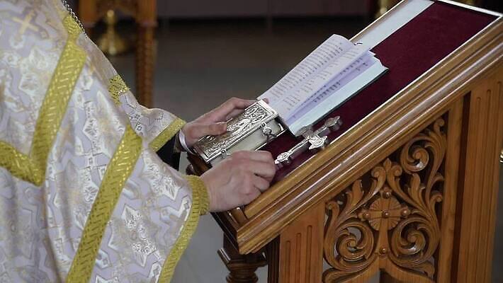 전통 손 기독교 종교 결혼 십자가 실내 사람 사람없음 내부 책 교회 믿음 성경 기도 축하 예수 의식 아빠 황금 성자 성직자 심볼 연습 묘사 서비스 신성 덩어리 교황 성찬식 성체 신앙심 MOV 해외동영상 클립영상 감정 컨셉 종교용품 가족 종교건축 이벤트 건물 신체부위 신_종교 동영상 파일형식
