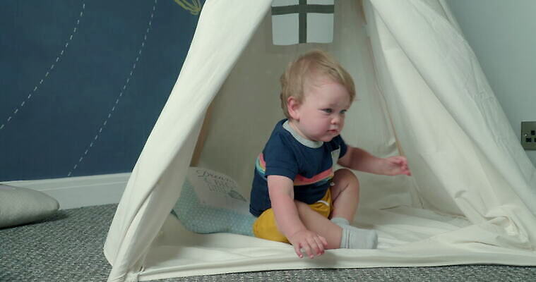 백인 베개 벽지 영국 바닥 실내 텐트 한명 앉기 인테리어 걷기 카펫 침실 행성 걸음마 4K MOV 해외동영상 클립영상 서양인 1 디자인 유럽 침구 모션 캠핑도구 사람 내부 우주 동영상 파일형식