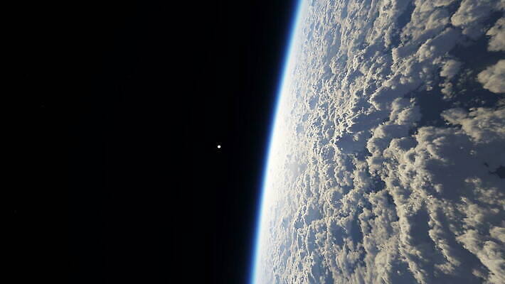 별 지구 백그라운드 하늘 비행기 사람없음 파란색 빛 햇빛 태양 우주 일출 어둠 행성 인공위성 광선 달 분위기 야간 저녁 고도 순수 천문학 궤도 천국 빛망울 넘어짐 수평선 탄소 4K MOV 해외동영상 클립영상 자연요소 교육 컬러 컨셉 통신 항공교통 모션 대중교통 노을 동영상 파일형식