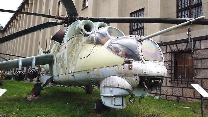 날개 비행기 설명 사람없음 풍차 수확 헬리콥터 공항 항공 군용 제트기 항공촬영 대패 소비에트 옛날 폭격기 4K MOV 해외동영상 클립영상 무기 뷰포인트 농업 항공교통 교통시설 모션 대중교통 군대 동영상 파일형식