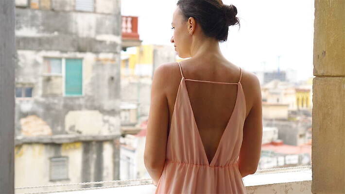 백인 라이프스타일 응시 드레스 여자 행복 창문 호텔 휴식 아파트 주택 갈색머리 건강 한명 사람 성인 야외 뷰티 유행 평화 우주 공백 발코니 흰색 잡기 도시 그림 휴양지 감탄 아바나 옛날 이국적 카피스페이스 4K MOV 해외동영상 클립영상 서양인 1 헤어스타일 시선 옷 감정 컬러 컨셉 모션 숙소 건물 생활 장소 동영상 파일형식