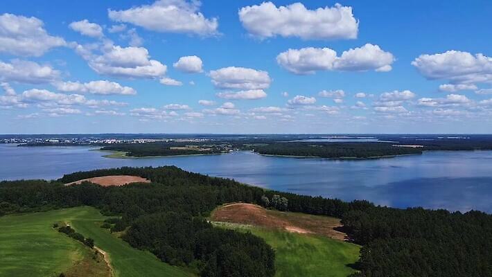 나무 식물 유럽 호수 바다 여행 백그라운드 밭 자동차 자연 하늘 낚시 날씨 안테나 파노라마 어류 풍경 초원 사람없음 야외 초록색 물 여름 파란색 강 농장 환경 맑음 봄 시골 신선 숲 땅 어부 장면 낚시꾼 내추럴 드론 수평선 MOV 해외동영상 클립영상 자연요소 직업 계절 나라 육상교통 컬러 농업 통신 레저 촬영기법 수중동물 생태계 동영상 파일형식