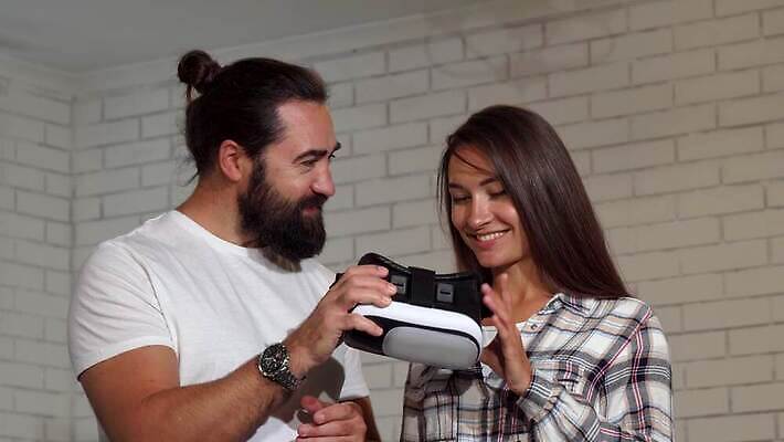 학생 커플 교육 행복 인터넷 미래 노동자 고글 기술 실험 두명 친구 사무실 3D 디지털 헤드폰 자료 우정 장비 게임 네트워크 가르침 디자이너 무선전화기 손목시계 동료 대학교 개발 소셜 지원 프로그래머 가상현실 4K MOV 해외동영상 클립영상 직업 감정 시계 음향기기 컨셉 비즈니스 장신구 학교 관계 놀이 사람 전화기 디지털합성 동영상 파일형식