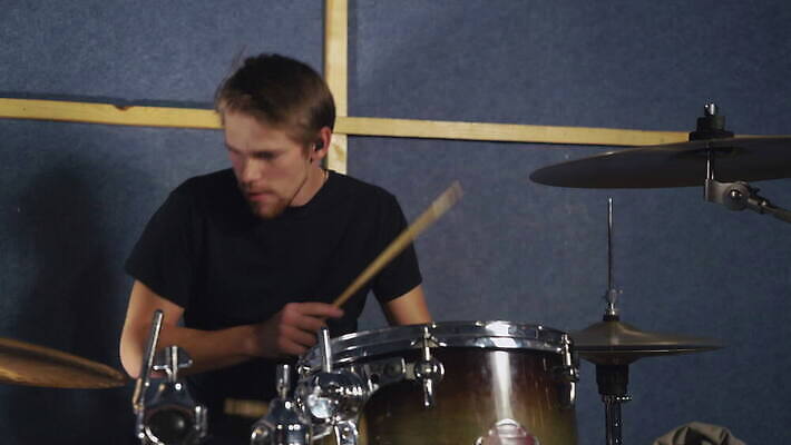 백인 남자 행복 감정 티셔츠 노래 놀이 실내 한명 성인 세트 콘서트 공연 음악가 기구 악단 드럼 쇼 조립 드러머 뮤지컬 차고 팝 반복 4K MOV 해외동영상 클립영상 서양인 직업 1 음악 셔츠 타악기 사람 이벤트 내부 동영상 파일형식