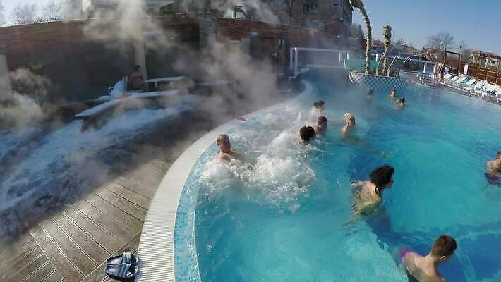 전통 여행 겨울 자연 휴식 수영장 따뜻함 건강 사람없음 야외 목재 초록색 물 햇빛 여행객 평화 스파 목욕 봄 흐름 추위 시골 오픈 뜨거움 개울 수증기 피부 휴양지 지역 내추럴 돌봄 신맛 옛날 유황 현재 효과 4K MP4 해외동영상 클립영상 자연요소 나무 계절 컬러 컨셉 재료 모션 사람 신체부위 강 태양 청결 장소 맛 생태계 동영상 파일형식