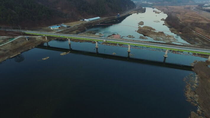 나무 백그라운드 겨울 자연 하늘 한국 파노라마 풍경 사람없음 야외 물 강 새벽 개울 저녁 드론 4K MOV 해외동영상 클립영상 자연요소 식물 계절 아시아 촬영기법 야간 생태계 동영상 파일형식
